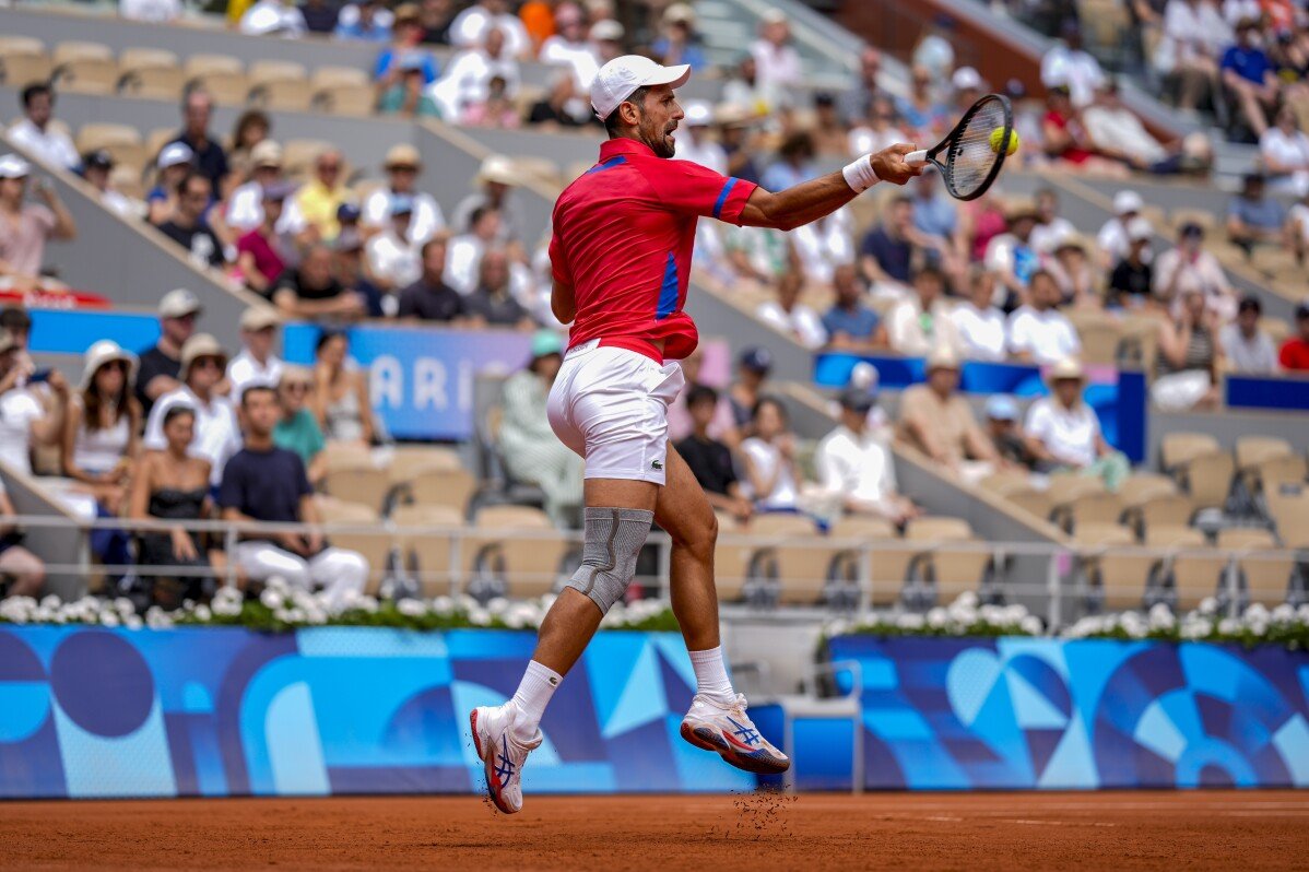 Novak Djokovic llega a los cuartos de final de los Juegos Olímpicos de París mientras busca su primera medalla de oro